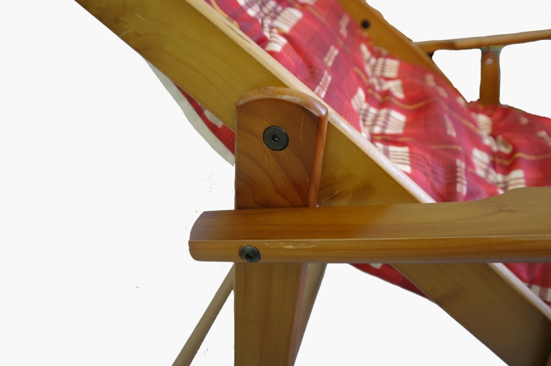 Poltrona in legno relax con cuscino fantasia quadrettoni
